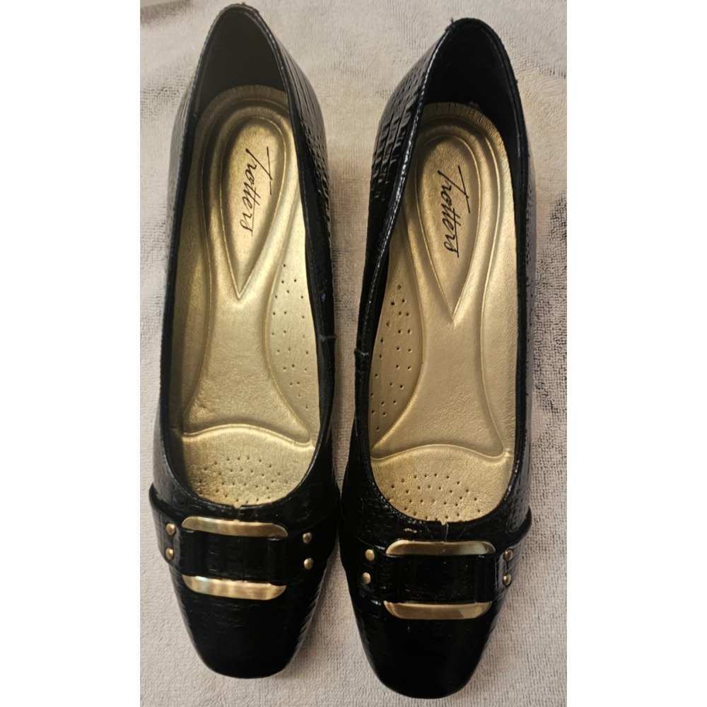 NWOB Trotters Black Croc Embossed Gold buckle trim Size 11